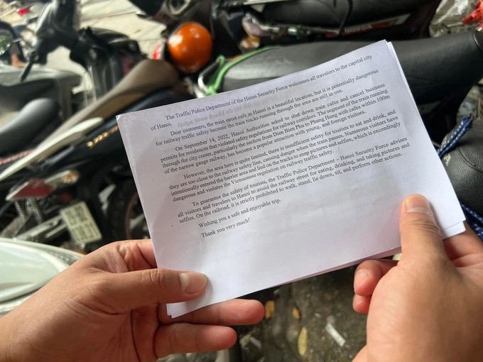 Nội dung tờ rơi được viết bằng 2 ngôn ngữ Anh - Việt (Ảnh: Hoàng Hiệp).