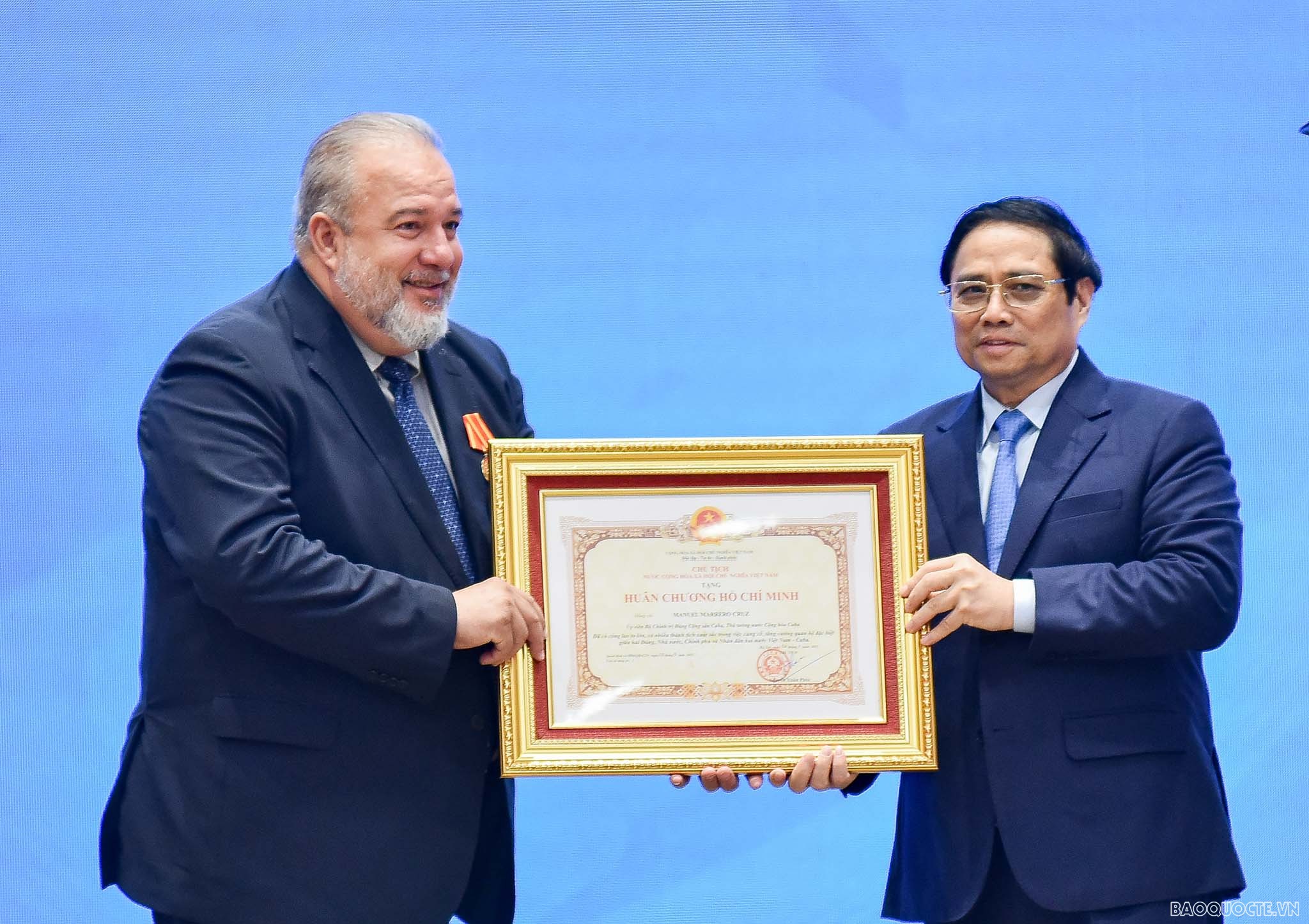 Thủ tướng Phạm Minh Chính trao tặng Huân chương Hồ Chí Minh cho Thủ tướng Cuba