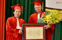 theo chan ong nuoc sach len non xuong bien