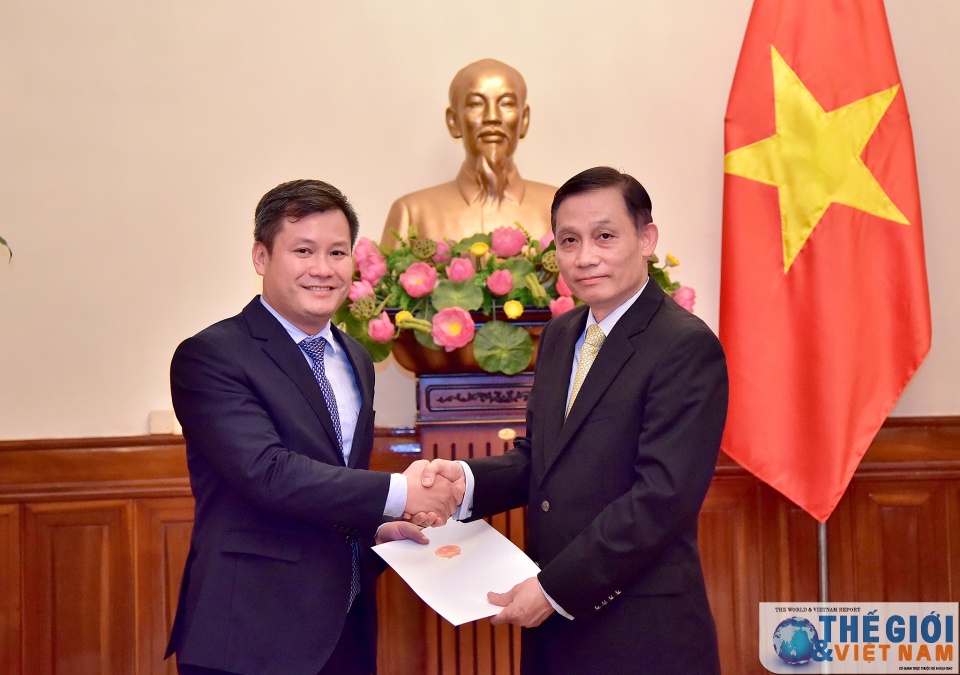 bo ngoai giao trao quyet dinh bo nhiem va dieu dong can bo nganh