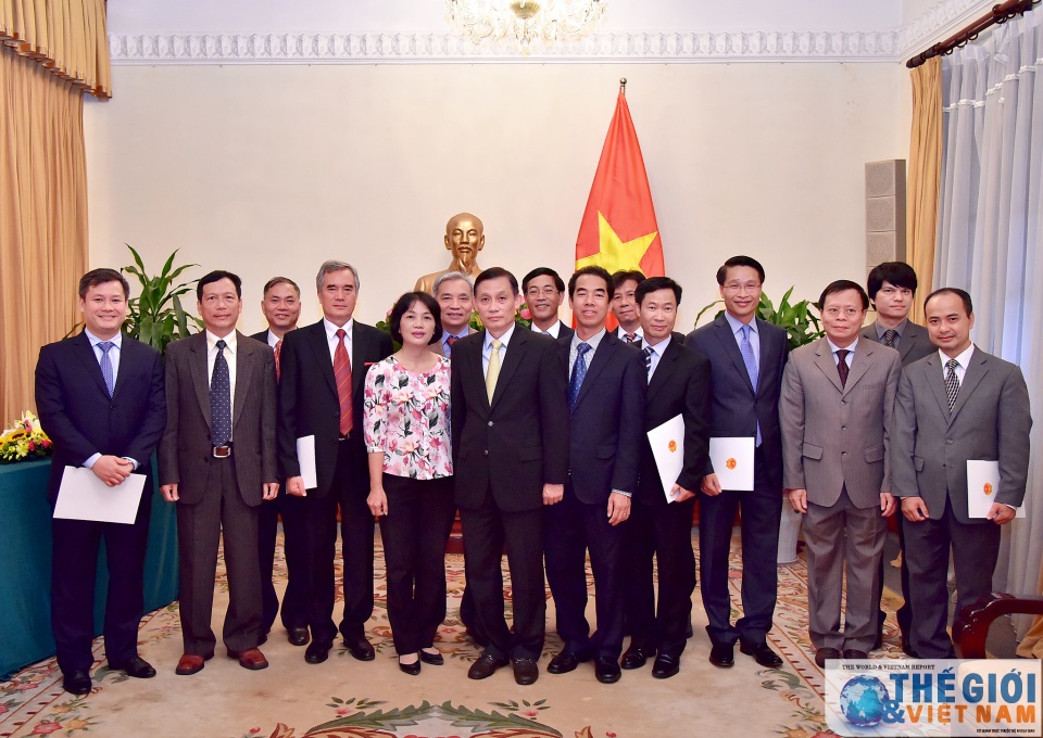 bo ngoai giao trao quyet dinh bo nhiem va dieu dong can bo nganh