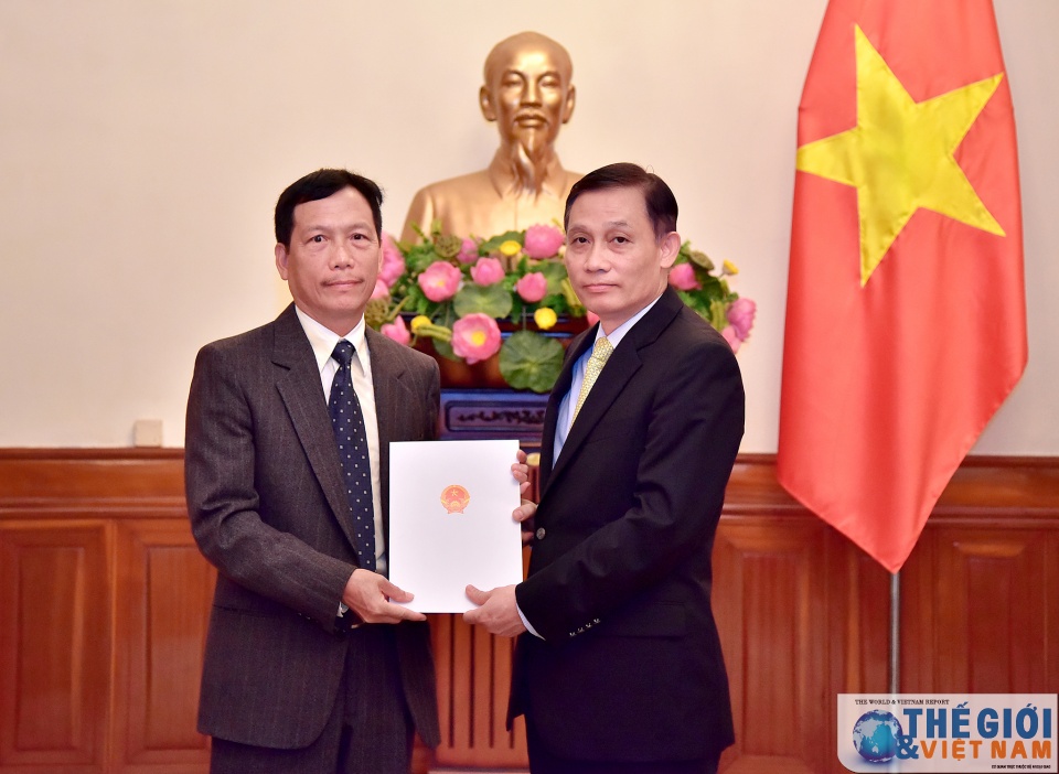 bo ngoai giao trao quyet dinh bo nhiem va dieu dong can bo nganh