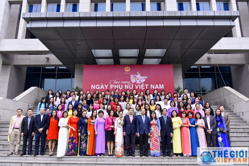 nhung nha ngoai giao nu vua gioi chuyen mon vua gioi xay to am