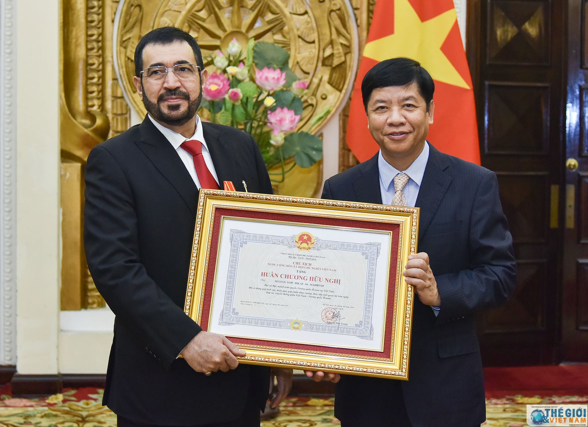 trao huan chuong huu nghi cho dai su oman tai viet nam