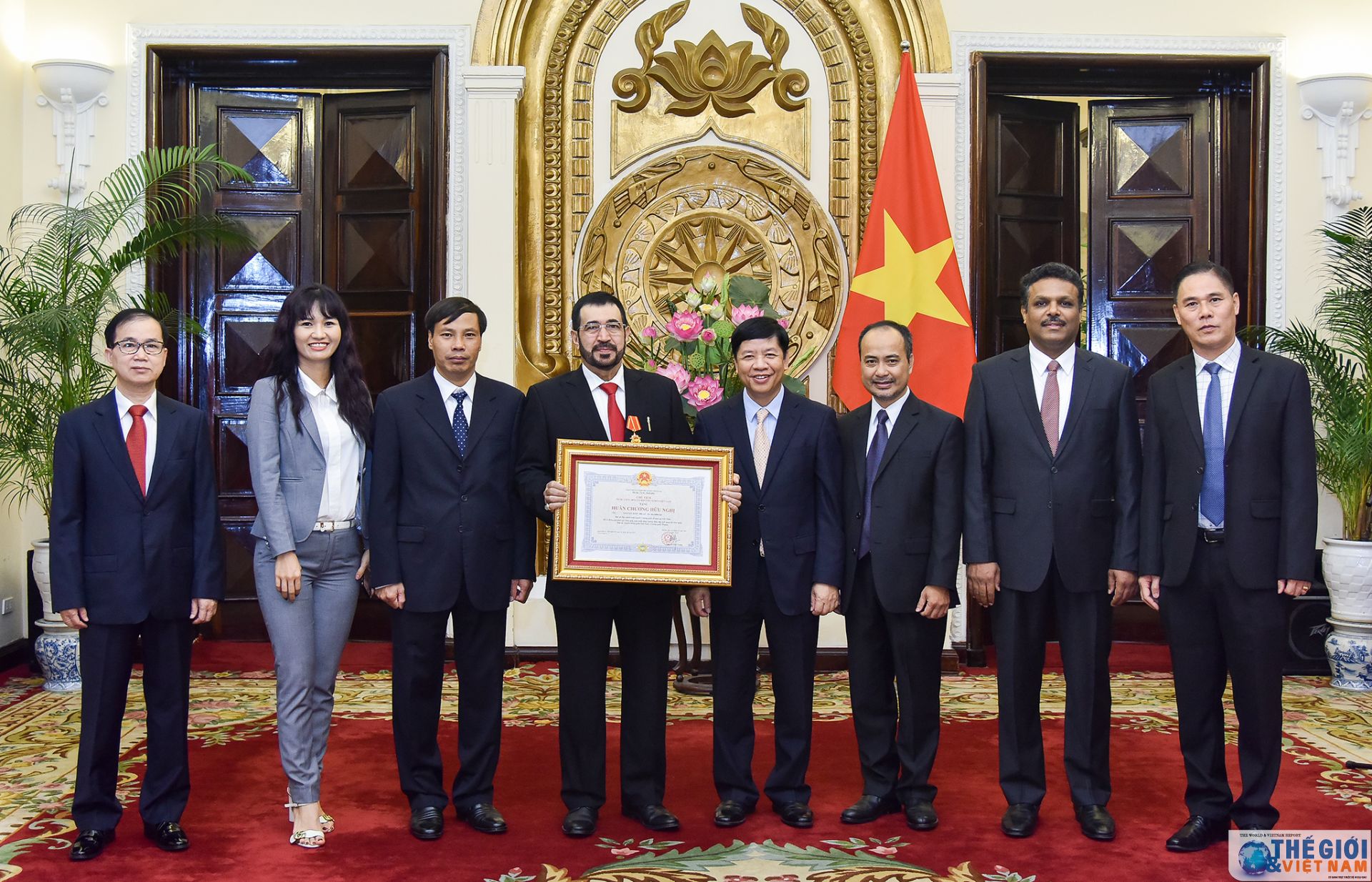 trao huan chuong huu nghi cho dai su oman tai viet nam