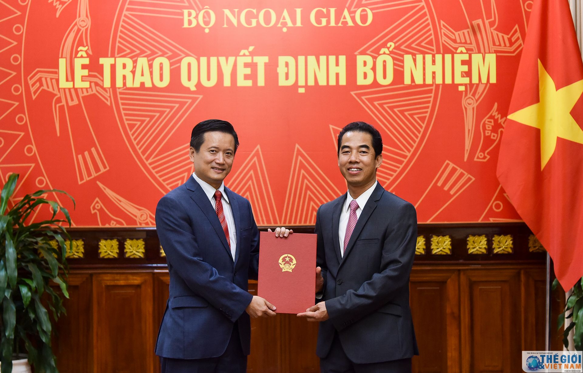 thu truong ngoai giao to anh dung trao quyet dinh bo nhiem dieu dong can bo