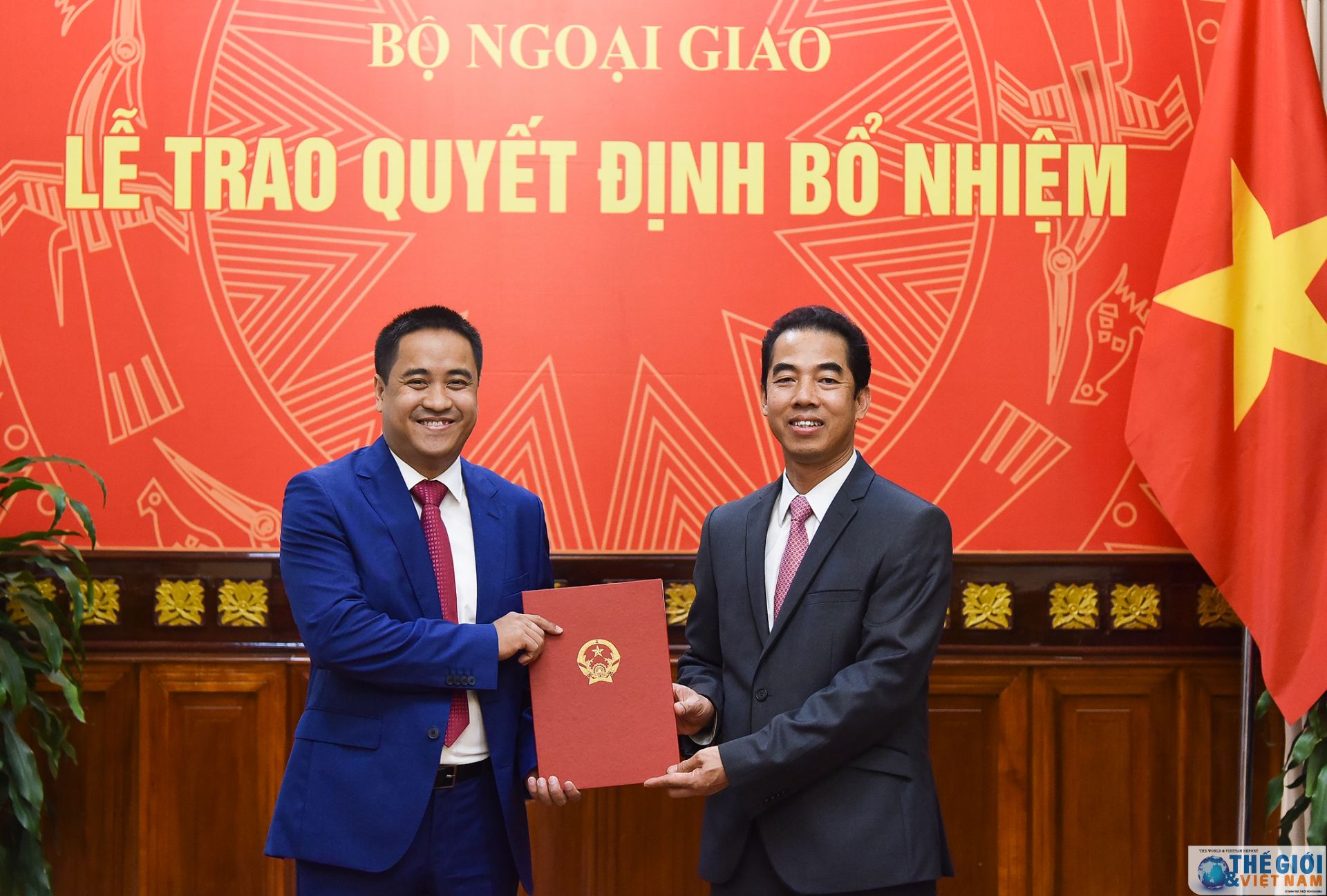 thu truong ngoai giao to anh dung trao quyet dinh bo nhiem dieu dong can bo
