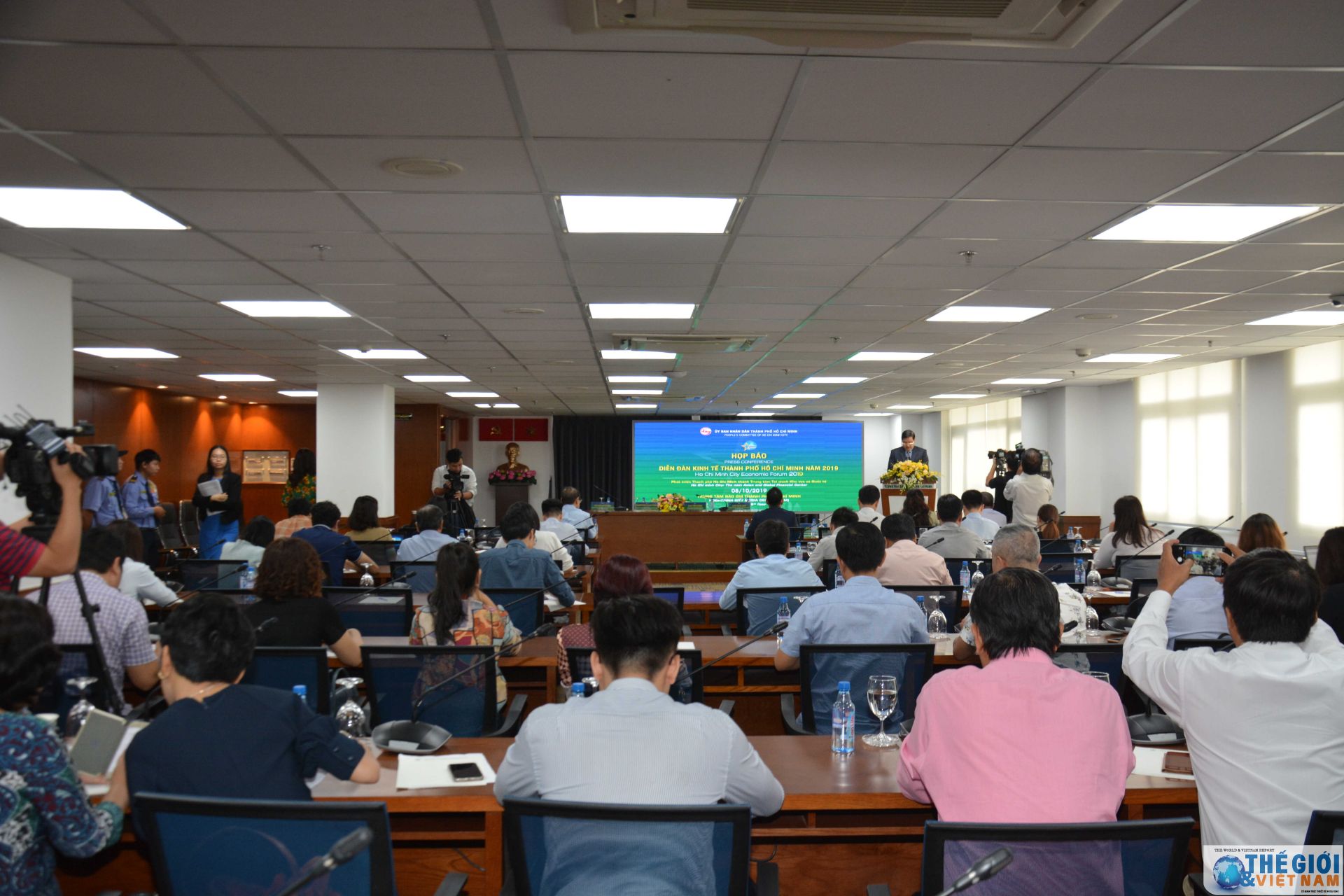 phat trien tp ho chi minh tro thanh trung tam tai chinh khu vuc va quoc te