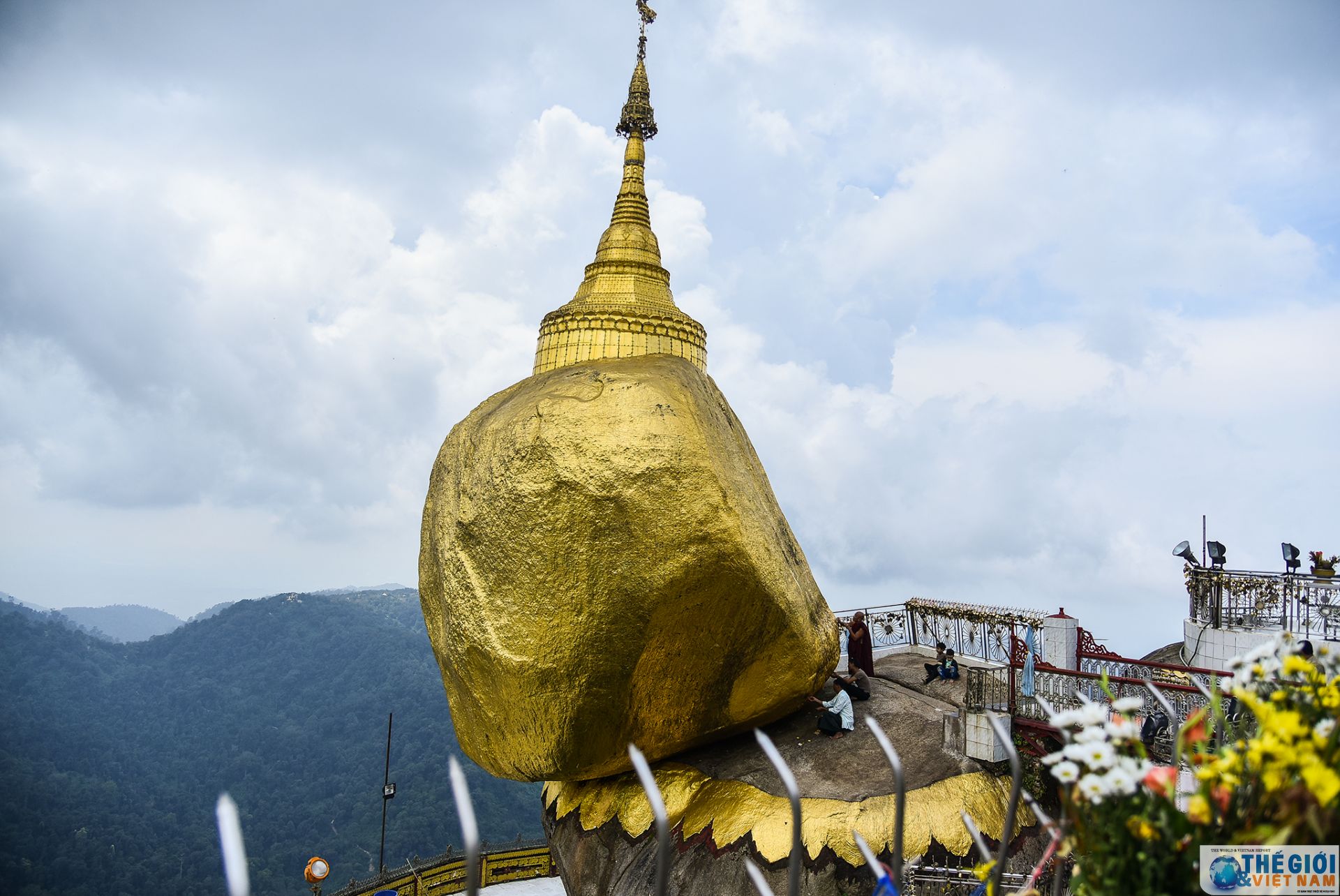 golden rock ngoi chua tren hon da thieng nghieng mai khong do o myanmar