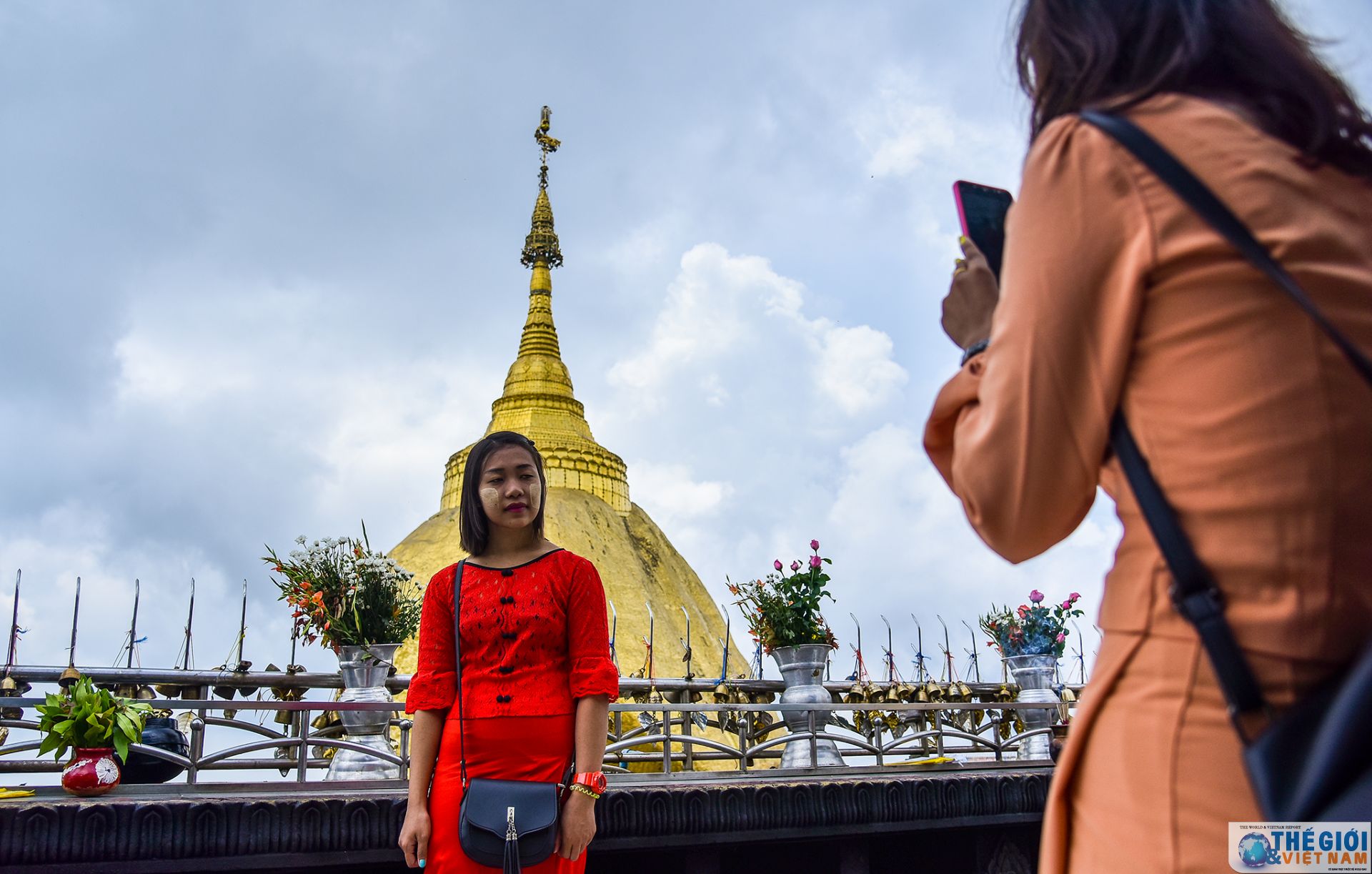 golden rock ngoi chua tren hon da thieng nghieng mai khong do o myanmar
