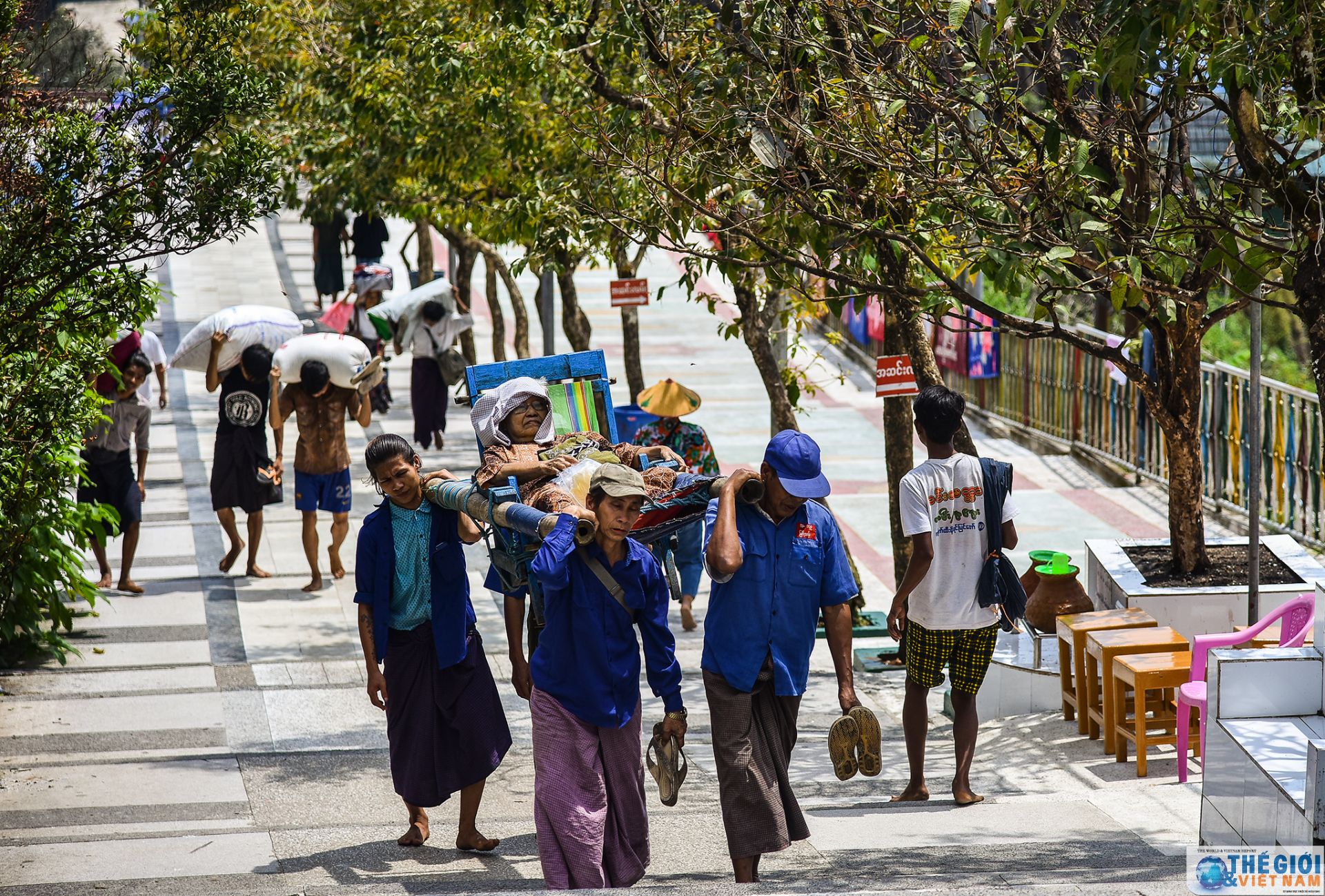 golden rock ngoi chua tren hon da thieng nghieng mai khong do o myanmar