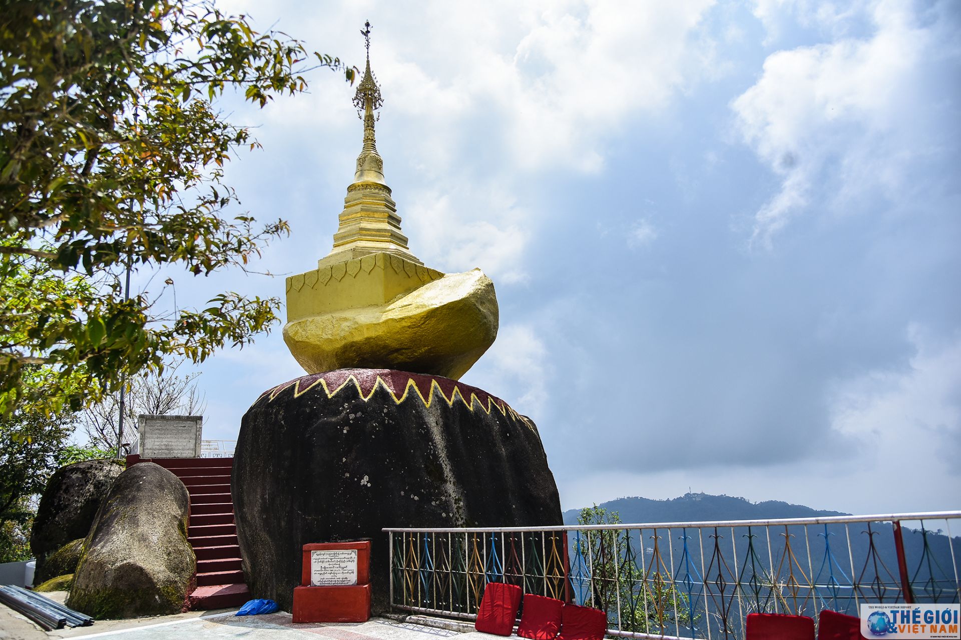 golden rock ngoi chua tren hon da thieng nghieng mai khong do o myanmar
