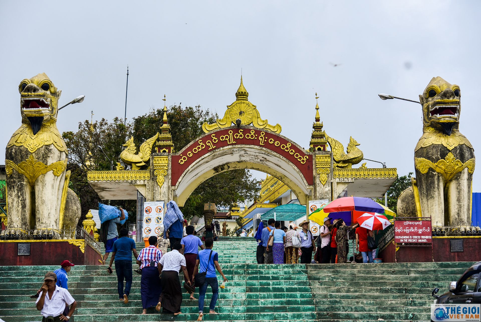 golden rock ngoi chua tren hon da thieng nghieng mai khong do o myanmar
