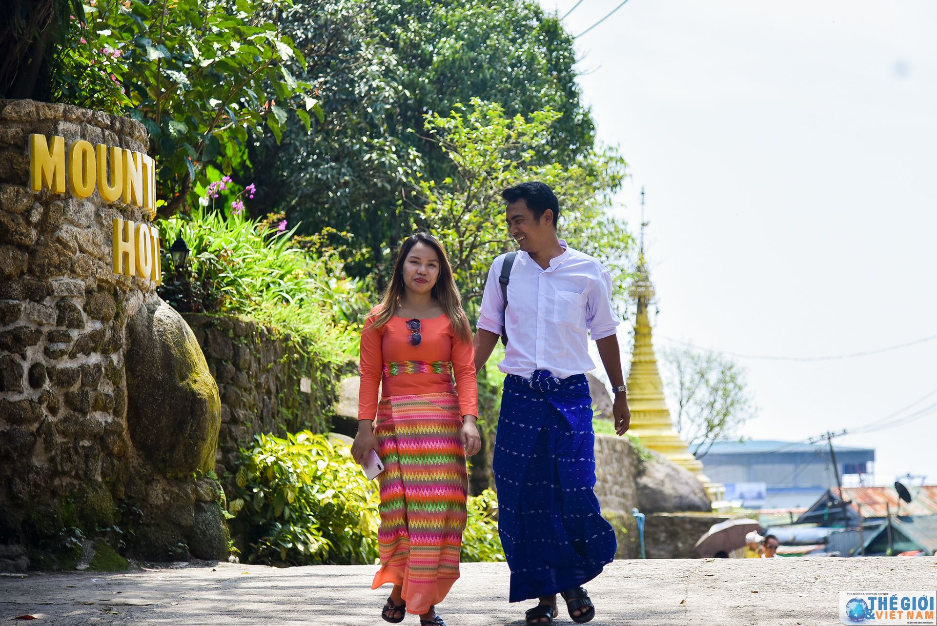 golden rock ngoi chua tren hon da thieng nghieng mai khong do o myanmar