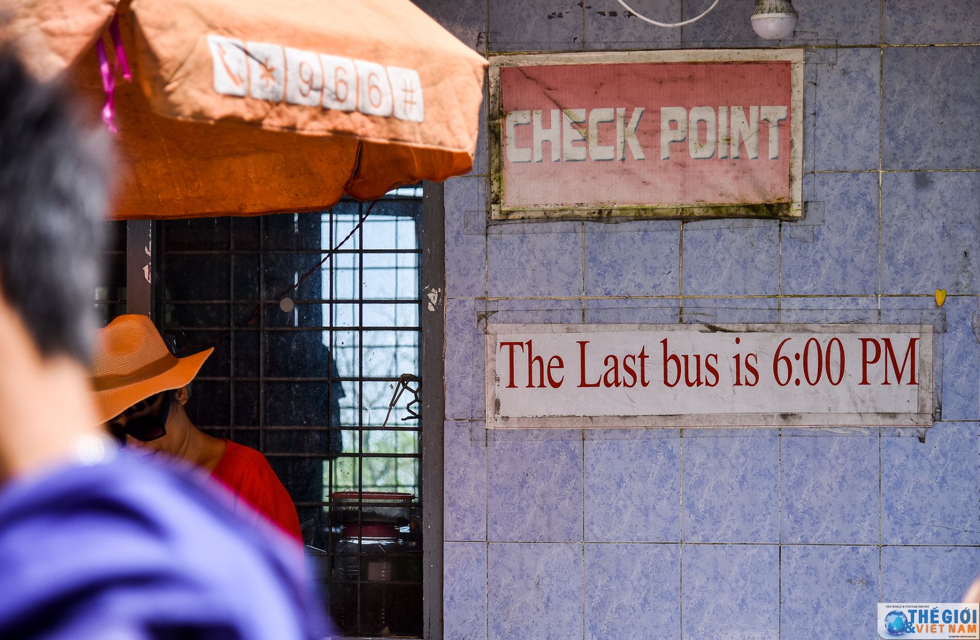 golden rock ngoi chua tren hon da thieng nghieng mai khong do o myanmar