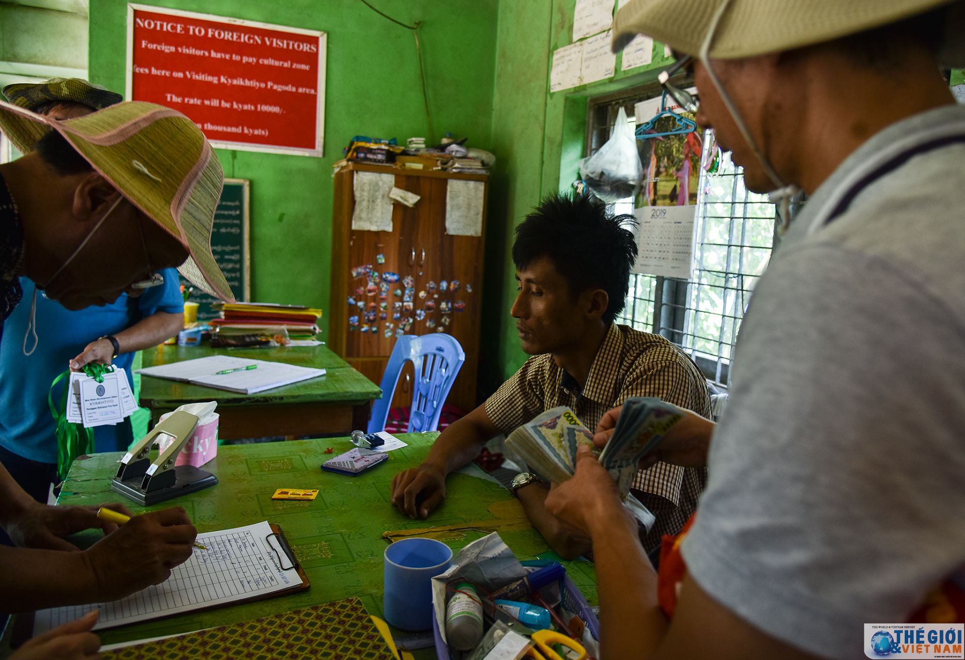 golden rock ngoi chua tren hon da thieng nghieng mai khong do o myanmar