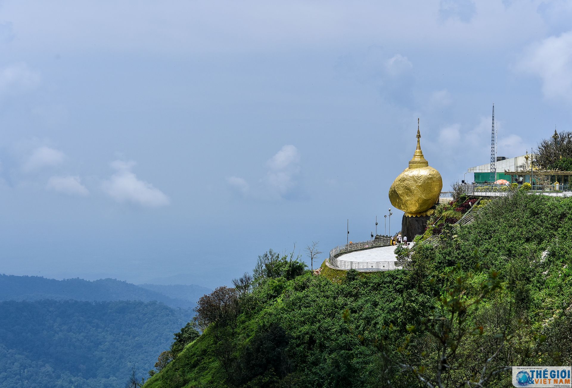golden rock ngoi chua tren hon da thieng nghieng mai khong do o myanmar