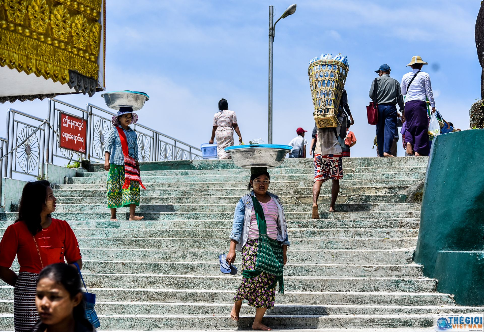 golden rock ngoi chua tren hon da thieng nghieng mai khong do o myanmar