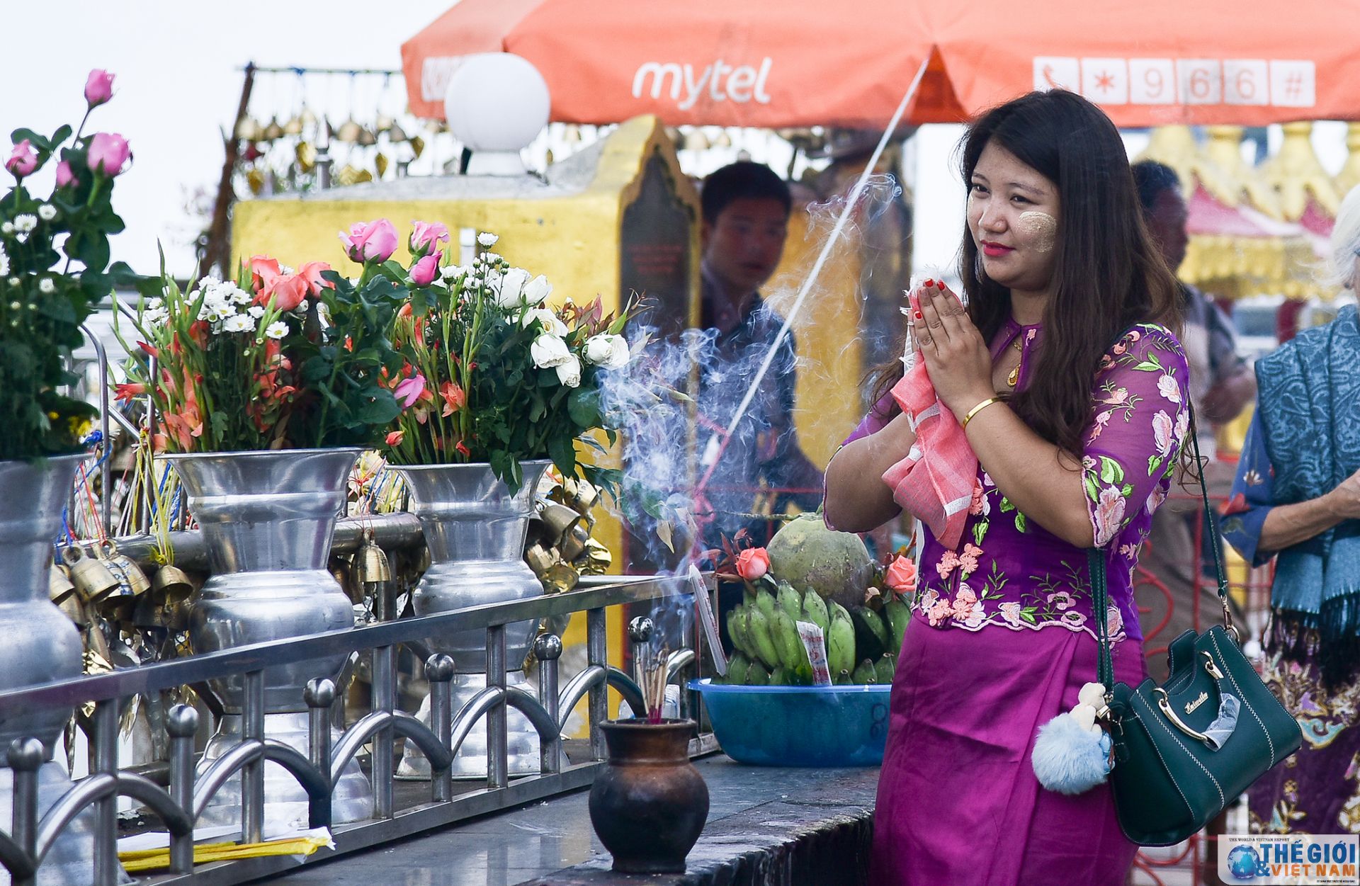 golden rock ngoi chua tren hon da thieng nghieng mai khong do o myanmar