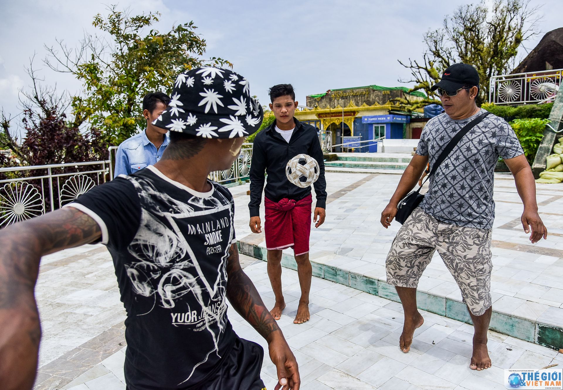 golden rock ngoi chua tren hon da thieng nghieng mai khong do o myanmar