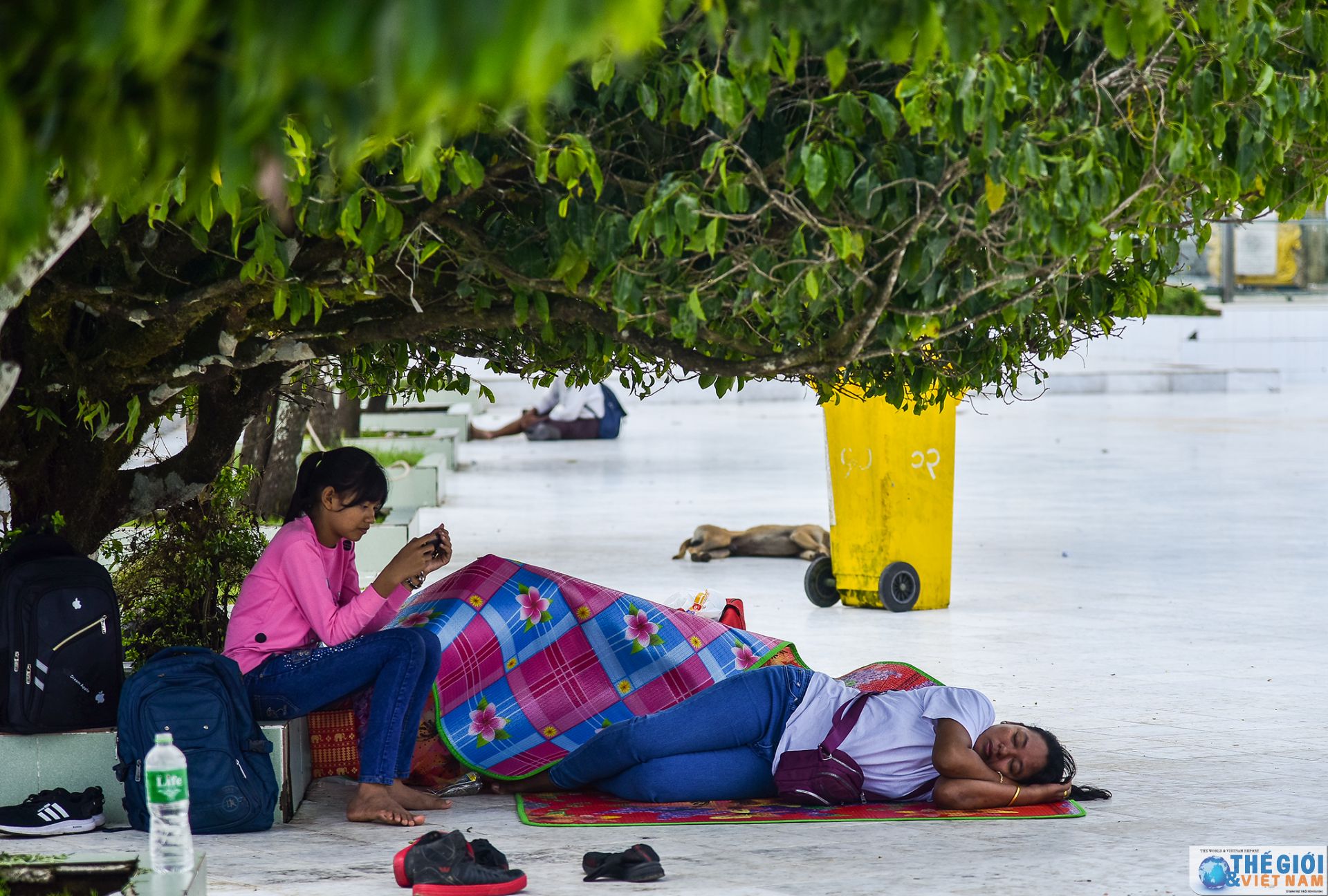 golden rock ngoi chua tren hon da thieng nghieng mai khong do o myanmar