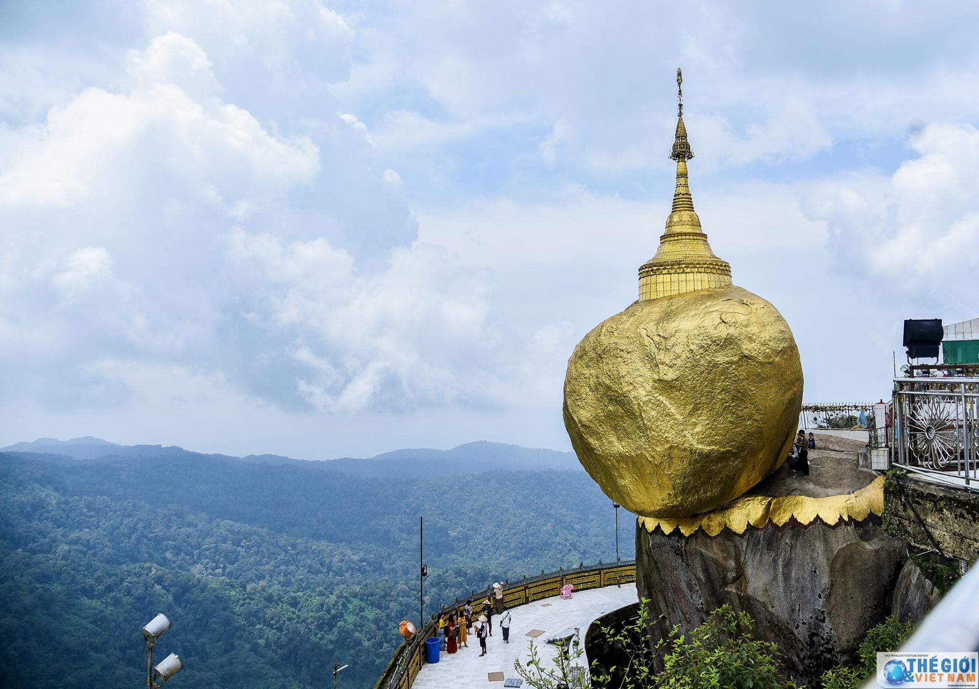 golden rock ngoi chua tren hon da thieng nghieng mai khong do o myanmar