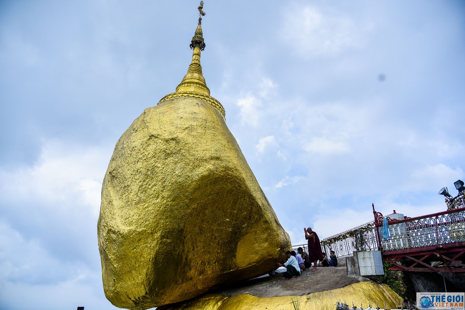 golden rock ngoi chua tren hon da thieng nghieng mai khong do o myanmar