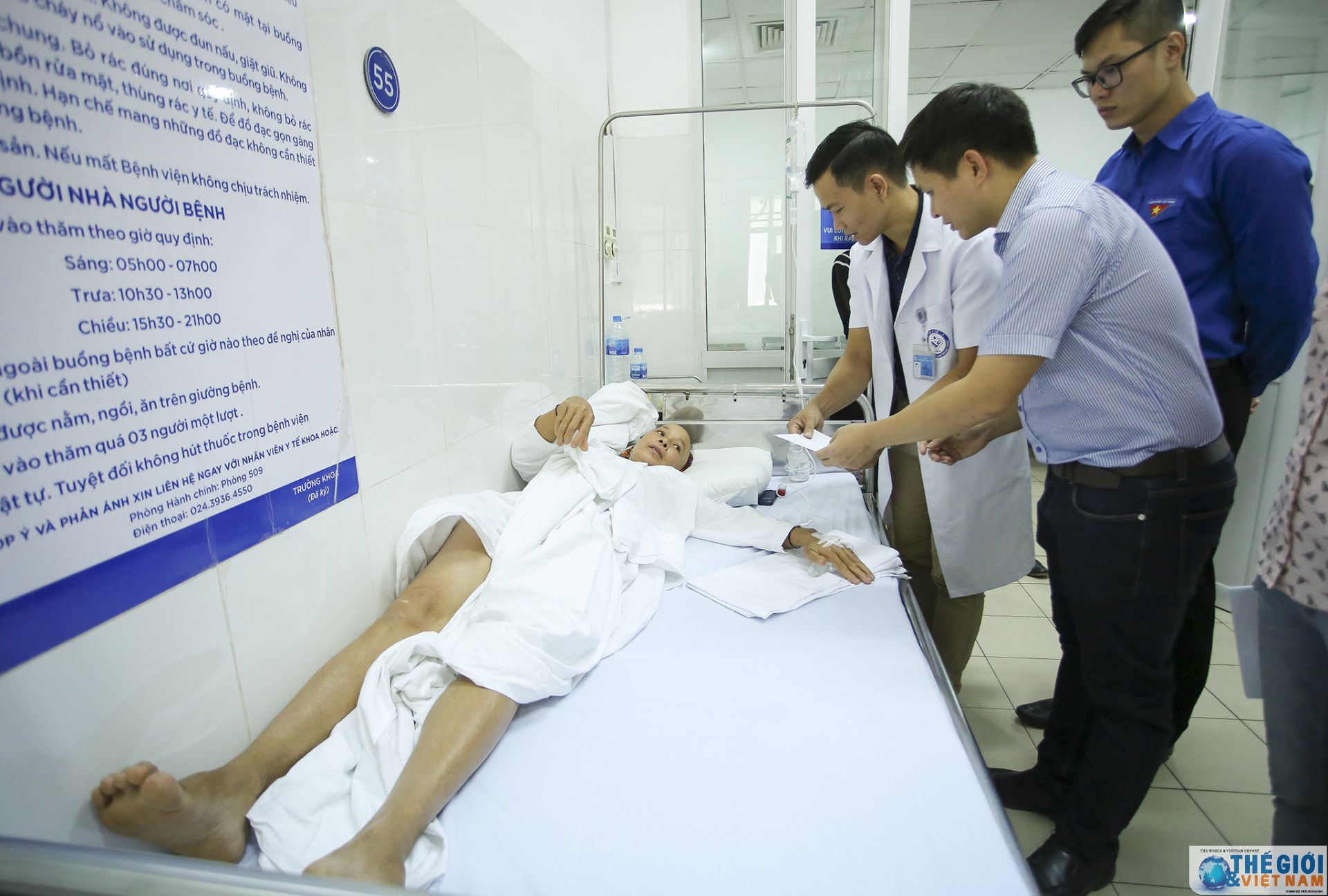 doan thanh nien bo ngoai giao trao hon 17 trieu dong cho benh nhan benh vien phu san trung uong