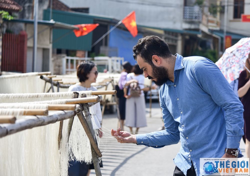 Phóng viên báo chí nước ngoài trải nghiệm hát Xoan, thăm đền Hùng và đồi chè Phú Thọ phong vien bao chi nuoc ngoai hat xoan tham doi che phu tho