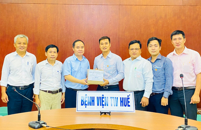 Bệnh viện Trung ương Huế tiếp nhận thuốc điều trị Covid-19 Hai bệnh viện ở miền Trung tiếp nhận thuốc điều trị Covid-19