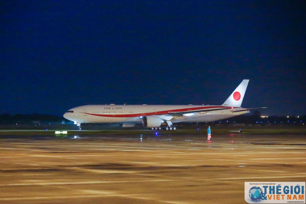 thu tuong nhat ban suga yoshihide va phu nhan den san bay noi bai