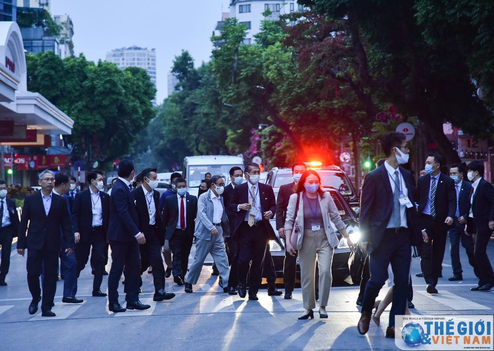 thu tuong nhat ban dao quanh ho guom