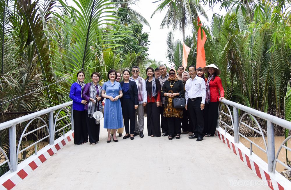 bo ngoai giao ban be quoc te gop hon 1 ty dong xay dung cau tai ben tre