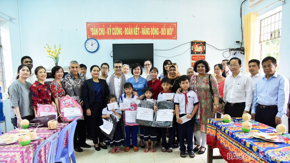 bo ngoai giao ban be quoc te gop hon 1 ty dong xay dung cau tai ben tre