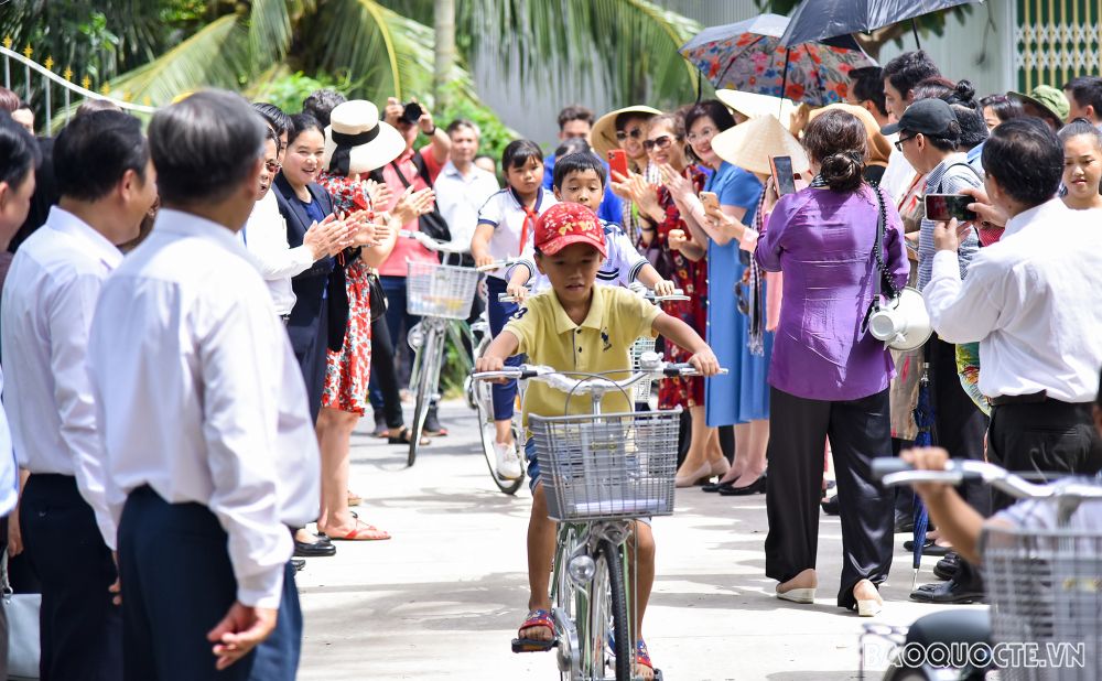 nhung hinh anh cac dien dien co quan ngoai giao nuoc ngoai tu thien tai ben tre