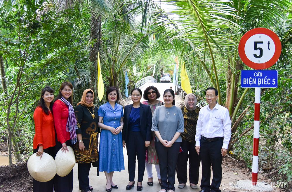 Những hình ảnh đại diện các cơ quan ngoại giao nước ngoài từ thiện tại Bến Tre