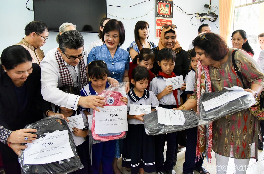 nhung hinh anh cac dien dien co quan ngoai giao nuoc ngoai tu thien tai ben tre