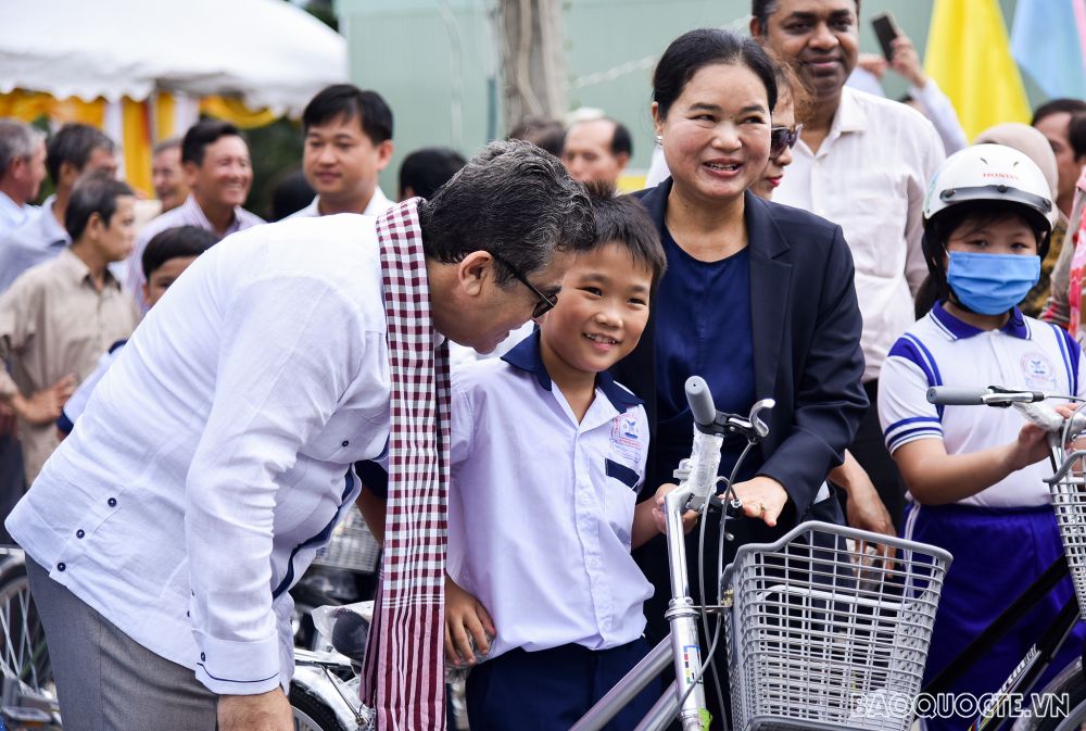 Những hình ảnh đại diện các cơ quan ngoại giao nước ngoài từ thiện tại Bến Tre
