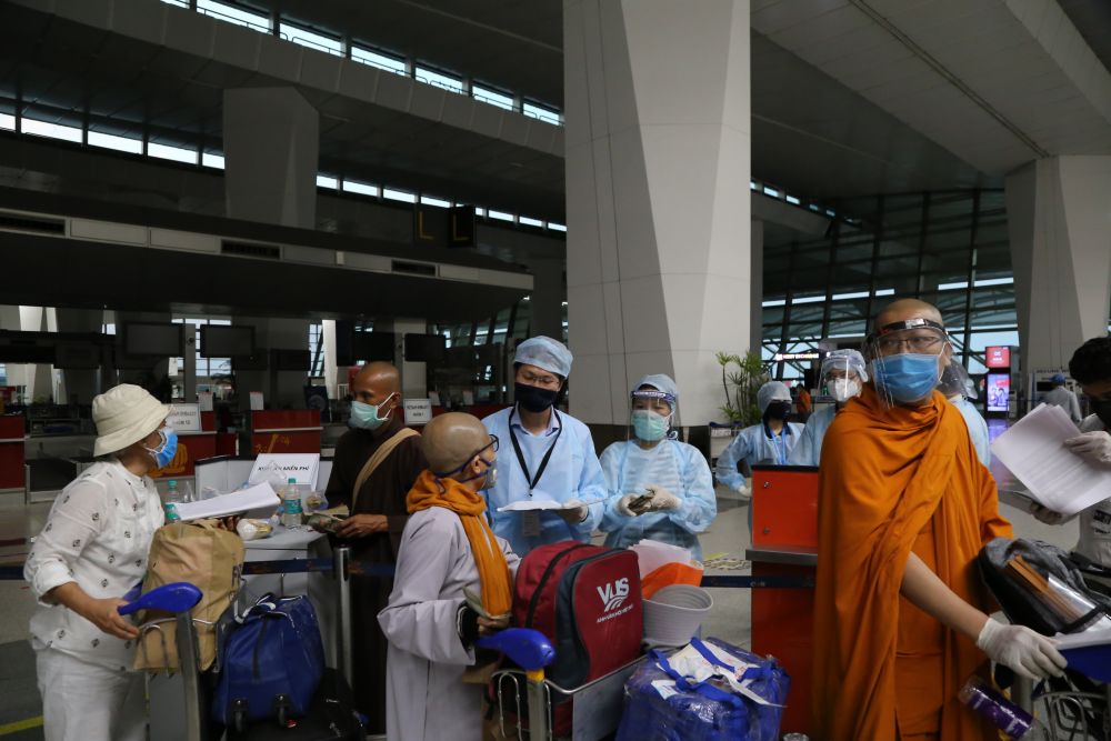 hanh trinh hoa kim tuoc va cau than chu khong de ai bi bo lai phia sau