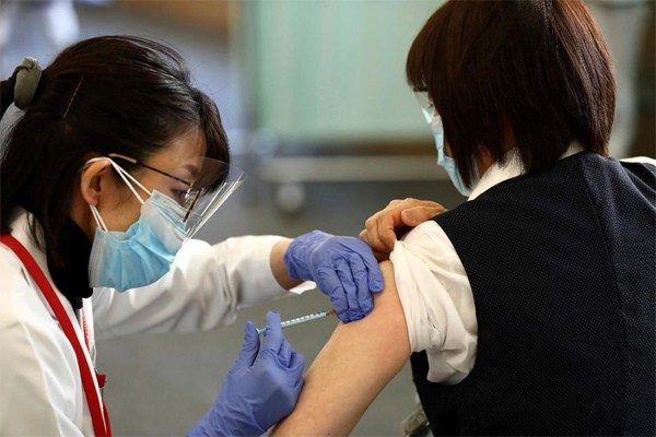 Tiêm chủng vắc xin Covid-19 ở Tokyo (Nhật). Ảnh: AP