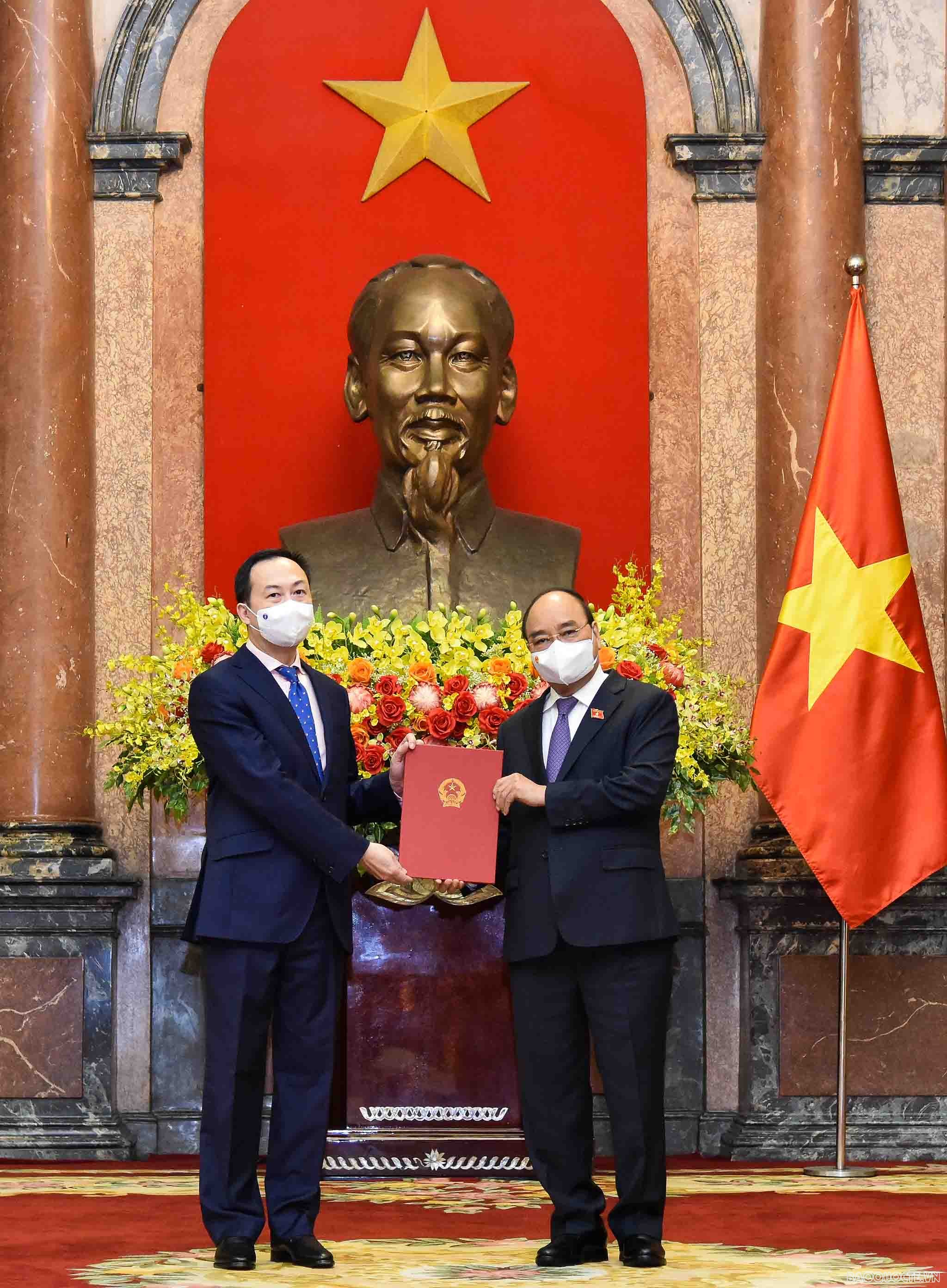 Chủ tịch nước Nguyễn Xuân Phúc trao Quyết định cho ông Dương Hải Hưng – người được chỉ định làm Đại sứ Cộng hòa Italy kiêm nhiệm Cộng hòa Cyprus, Cộng hòa Malta, Cộng hòa San Marino. (Ảnh: Nguyễn Hồng) Chủ tịch nước Nguyễn Xuân Phúc trao Quyết định cho ông Dương Hải Hưng – người được chỉ định làm Đại sứ Cộng hòa Italy kiêm nhiệm Cộng hòa Cyprus, Cộng hòa Malta, Cộng hòa San Marino. (Ảnh: Nguyễn Hồng)