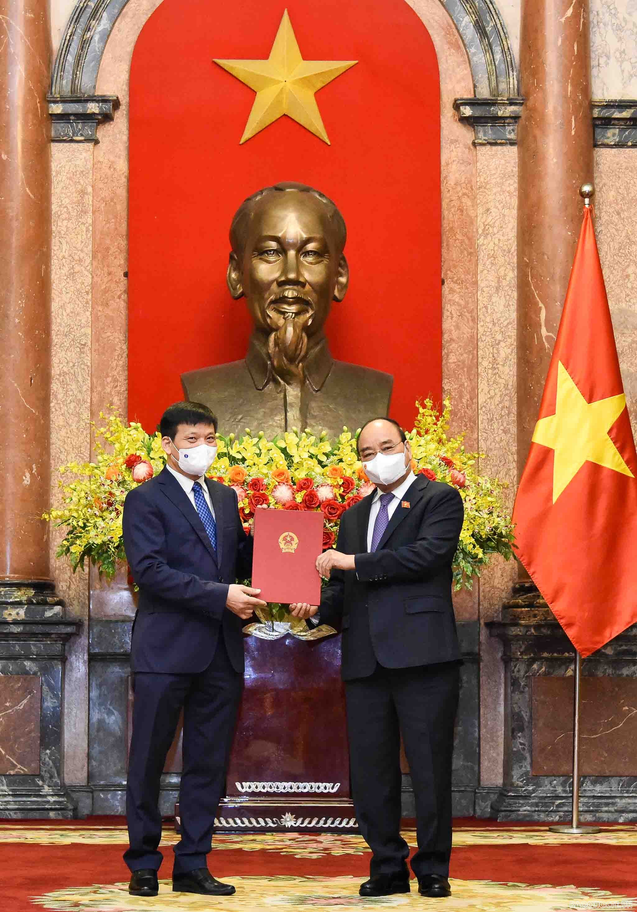 Chủ tịch nước Nguyễn Xuân Phúc trao Quyết định cho ông Nguyễn Văn Ngự - người được chỉ định làm Đại sứ Cộng hòa Belarus. (Ảnh: Nguyễn Hồng) Chủ tịch nước Nguyễn Xuân Phúc trao Quyết định cho ông Nguyễn Văn Ngự - người được chỉ định làm Đại sứ Cộng hòa Belarus. (Ảnh: Nguyễn Hồng)