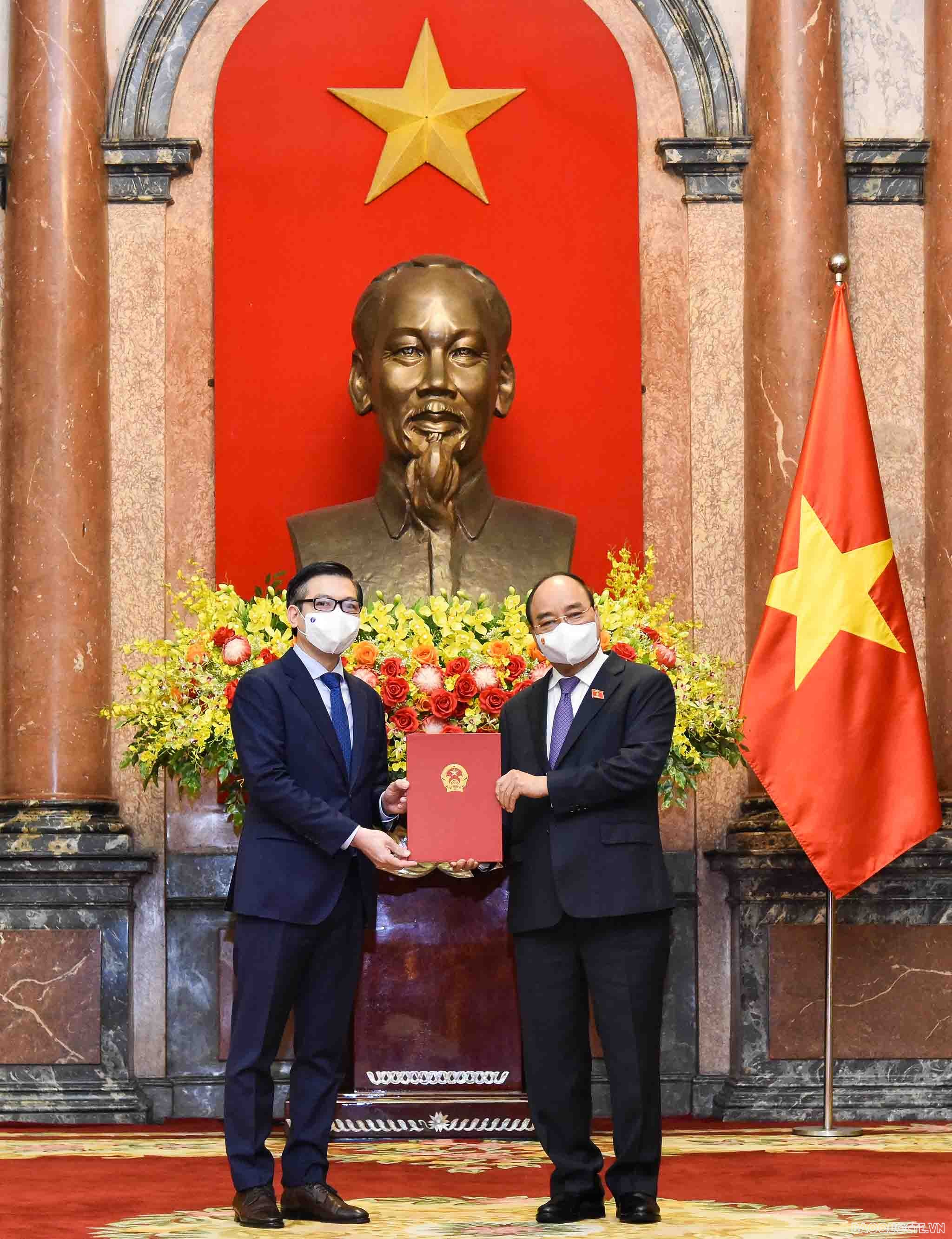 Chủ tịch nước Nguyễn Xuân Phúc trao Quyết định cho ông Lý Đức Trung – người được chỉ định làm Đại sứ Israel. (Ảnh: Nguyễn Hồng) Chủ tịch nước Nguyễn Xuân Phúc trao Quyết định cho ông Lý Đức Trung – người được chỉ định làm Đại sứ Israel. (Ảnh: Nguyễn Hồng)