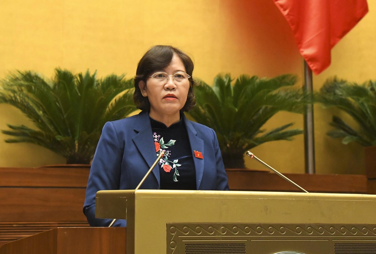 Chủ nhiệm Ủy ban Tư Pháp Lê Thị Nga tại phiên họp