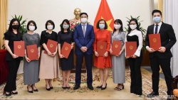 Thứ trưởng Ngoại giao Phạm Quang Hiệu trao quyết định điều động, bổ nhiệm 8 cán bộ cấp Vụ