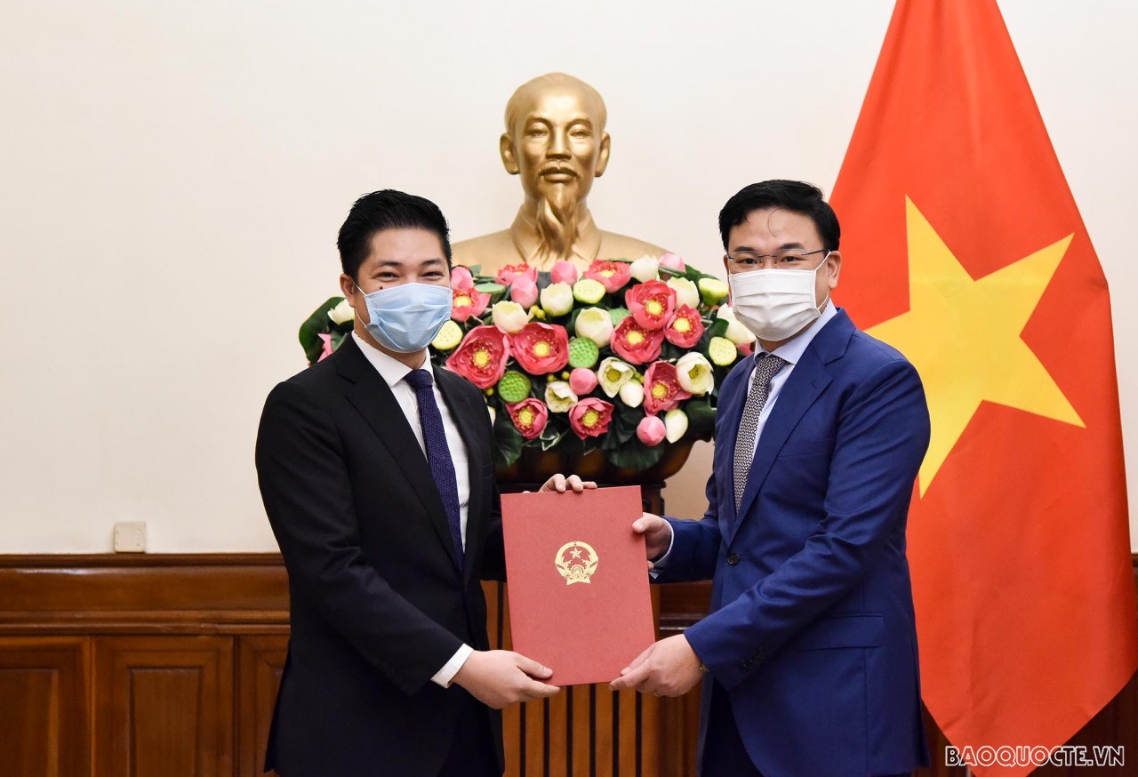 Thứ trưởng Ngoại giao Phạm Quang Hiệu trao quyết định điều động, bổ nhiệm 8 cán bộ cấp Vụ