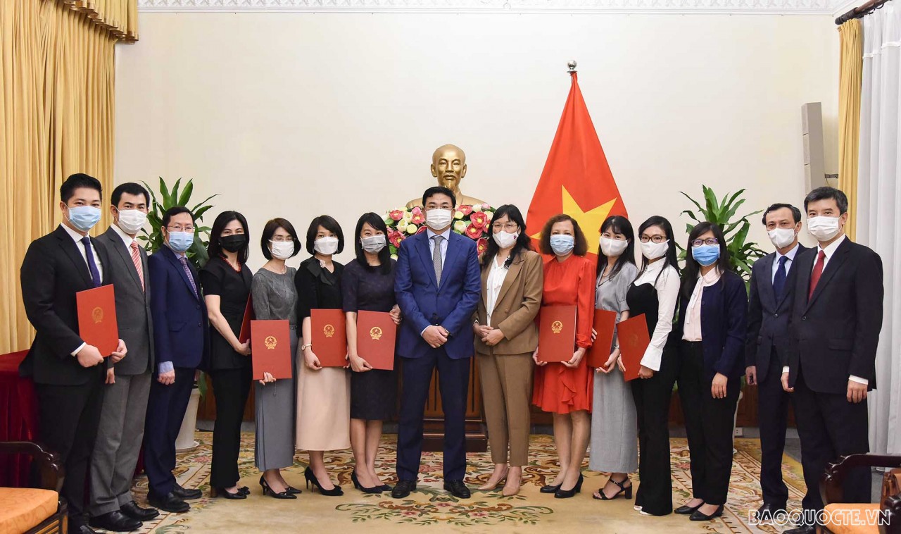 Thứ trưởng Ngoại giao Phạm Quang Hiệu trao quyết định điều động, bổ nhiệm 8 cán bộ cấp Vụ