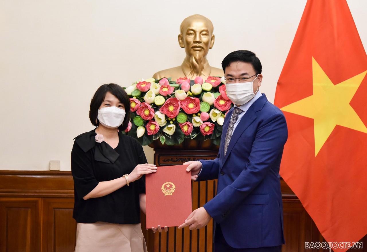 Thứ trưởng Ngoại giao Phạm Quang Hiệu trao quyết định điều động, bổ nhiệm 8 cán bộ cấp Vụ