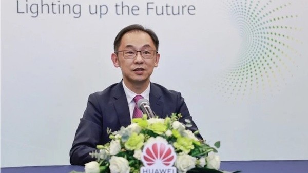 lanh dao cap cao huawei dot ngot qua doi