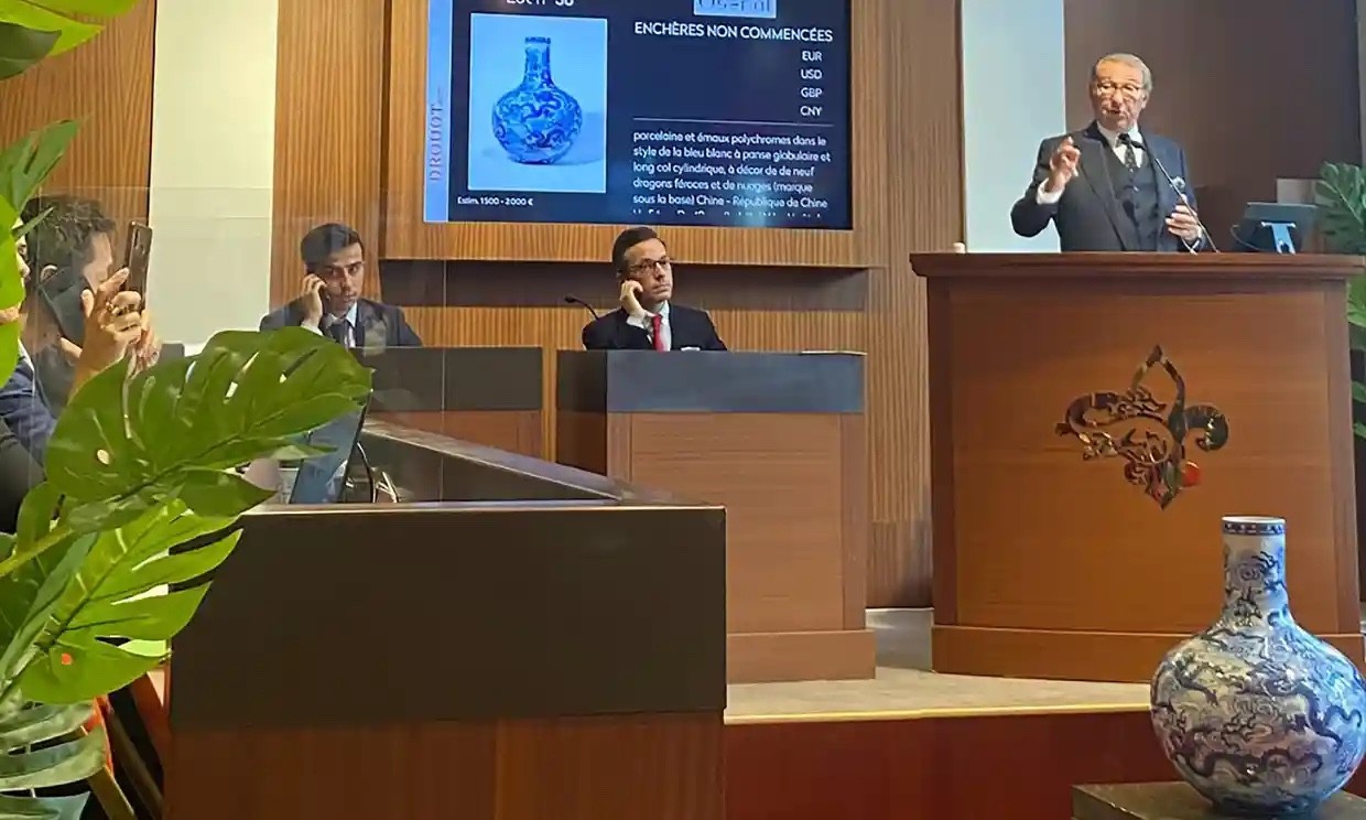 ean-Pierre Osenat tiến hành cuộc đấu giá 'phi thường' một chiếc bình phong cách tianqiuping ở Fontainebleau gần Paris. Ảnh: Maison Osenat